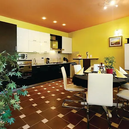 Vakantiehuis Three-bedroom Holiday In Kršan
